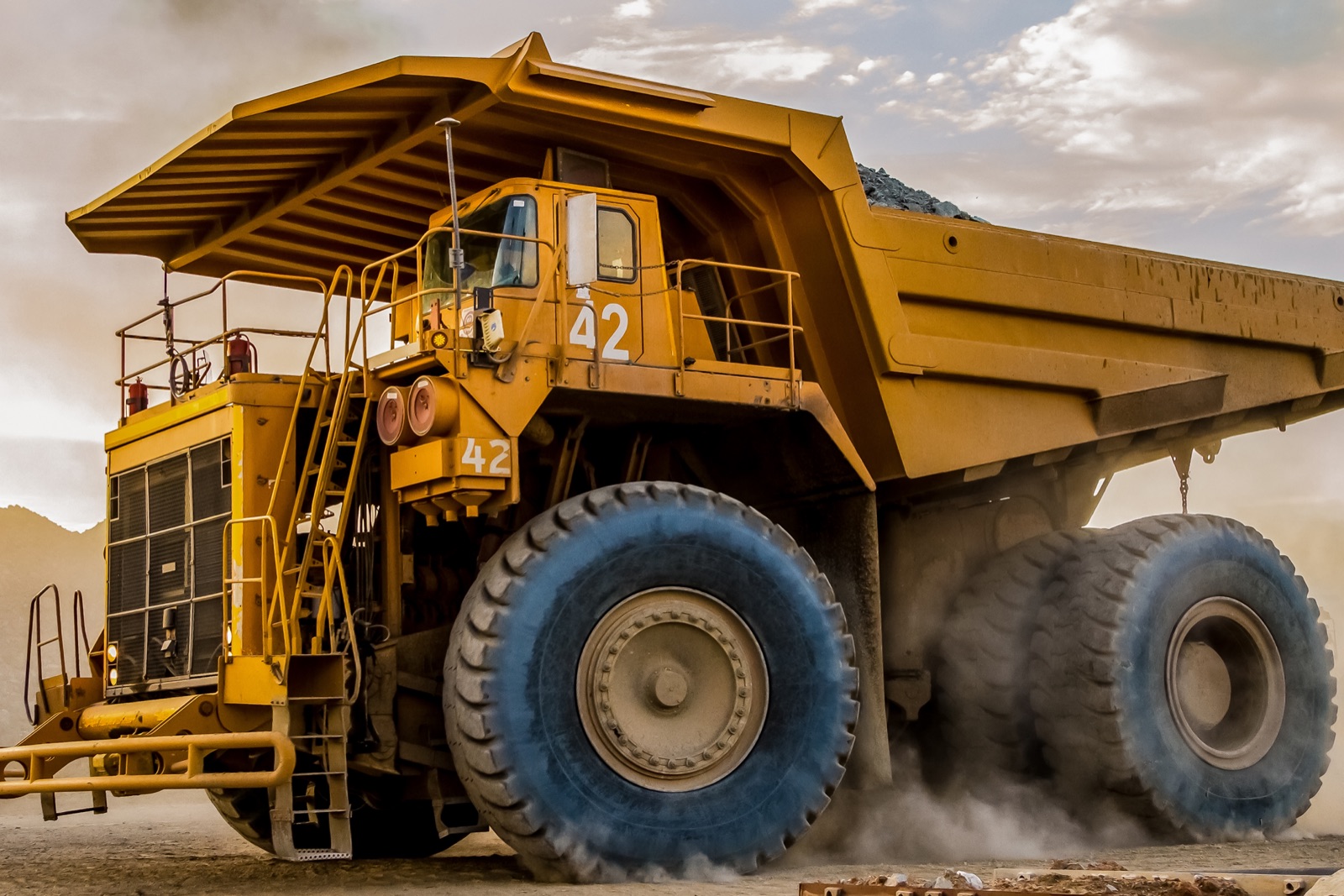 Mining equipment and heavy-duty haul trucks with rugged heat exchanger cooling